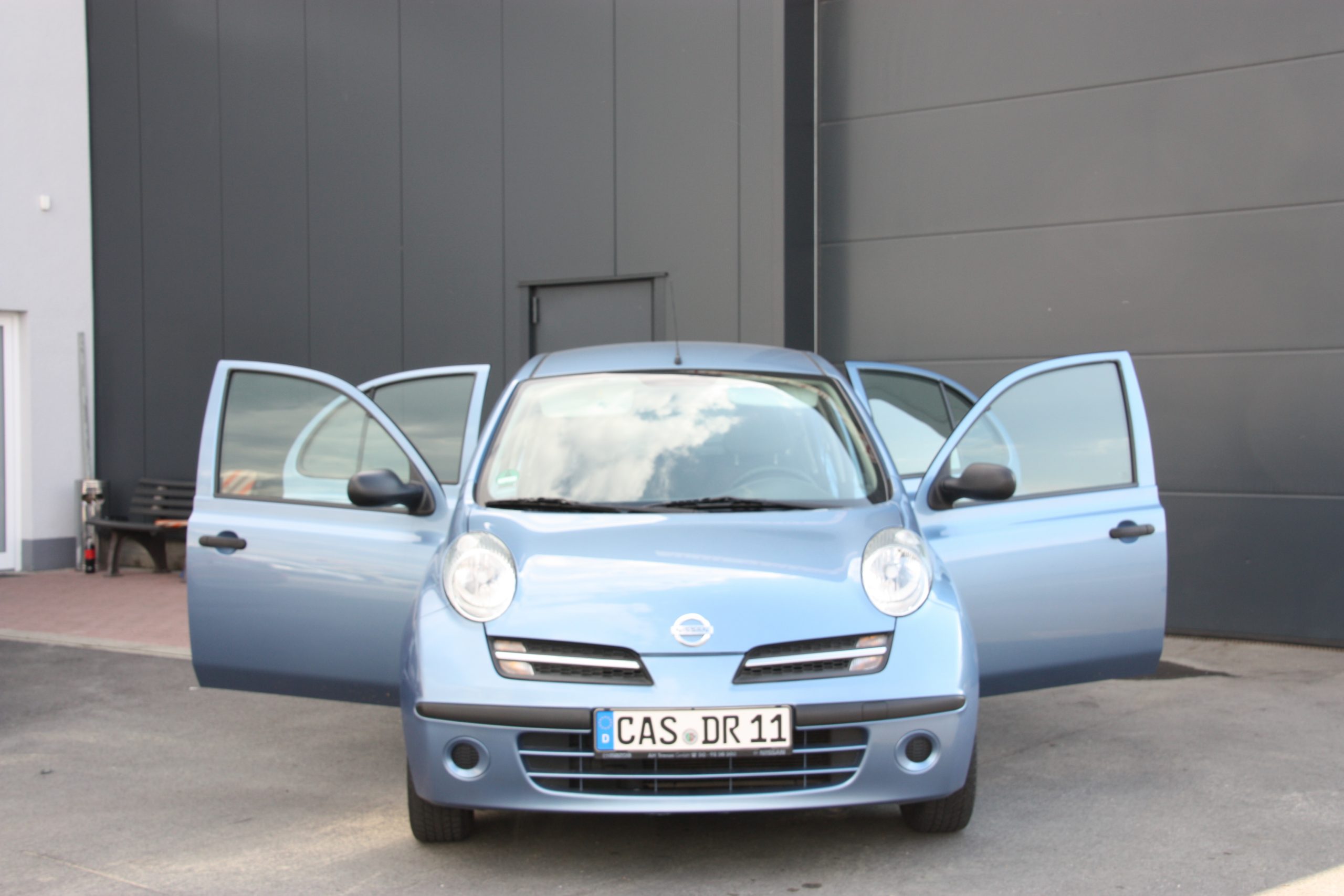 Die blaue Kugel (Nissan Micra)